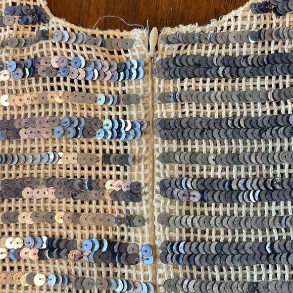 GRYPHON BEIGE/BLUE SEQUIN SHORT SLEEVE TOP M - Picture 9 of 10